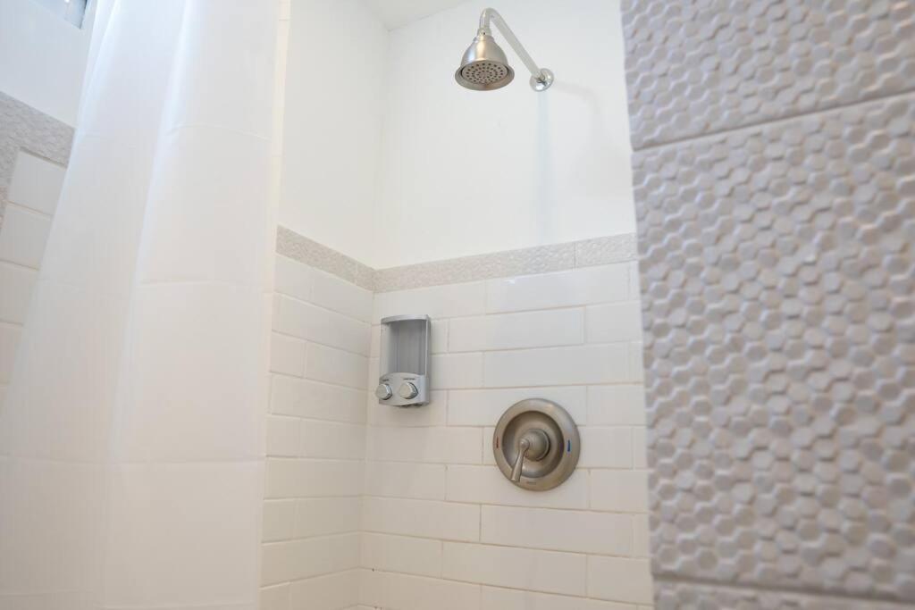 Comfy & Bright Apt @ Calle Loiza - Walk To Beach / Calle Loiza Abajo -N Apartment Сан Хуан Екстериор снимка