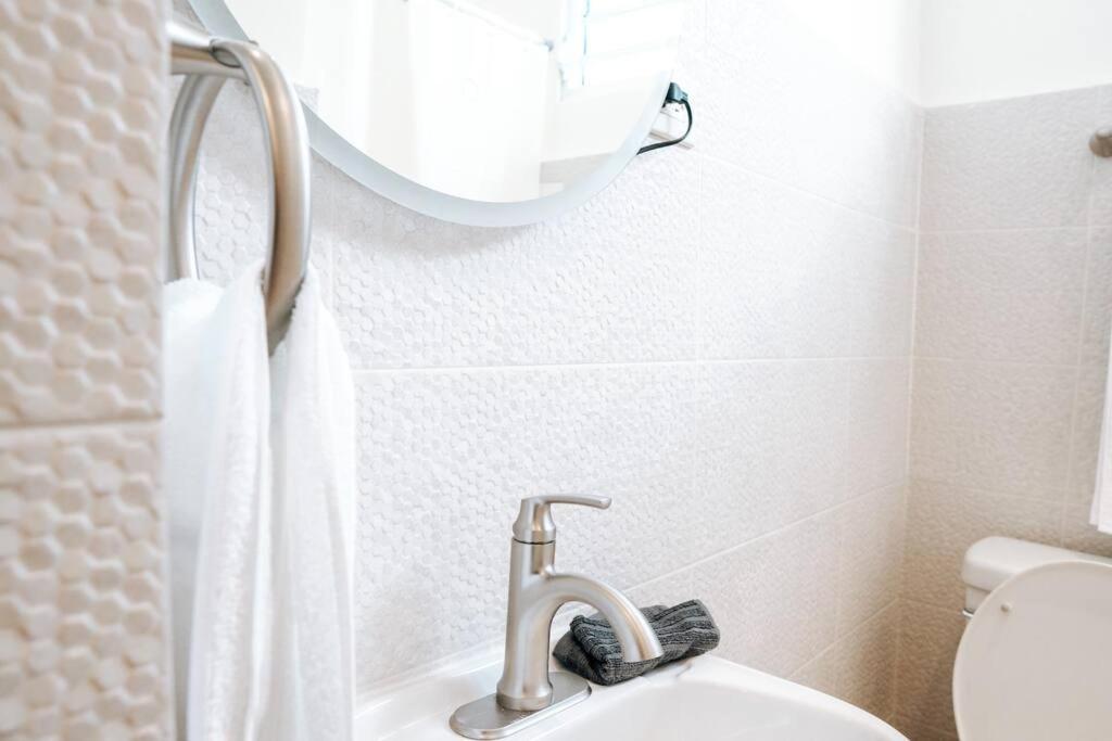 Comfy & Bright Apt @ Calle Loiza - Walk To Beach / Calle Loiza Abajo -N Apartment Сан Хуан Екстериор снимка